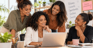 Quatre femmes entrepreneures métisses échangent autour d’un ordinateur, illustrant l’importance du réseau professionnel et de l’entraide féminine.